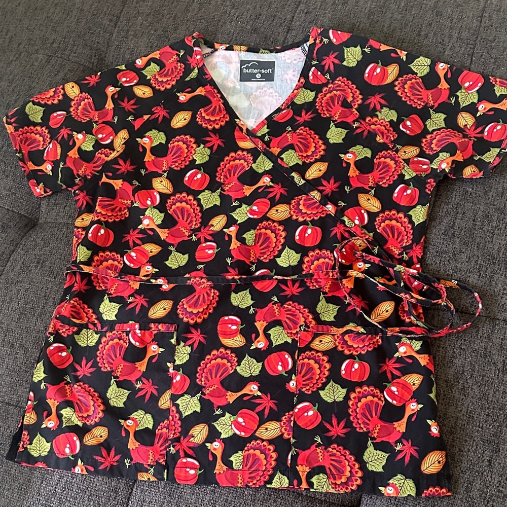 Size Small Butter-Soft Thanksgiving/Fall 2-Pocket Mock Wrap Print Scrub Top